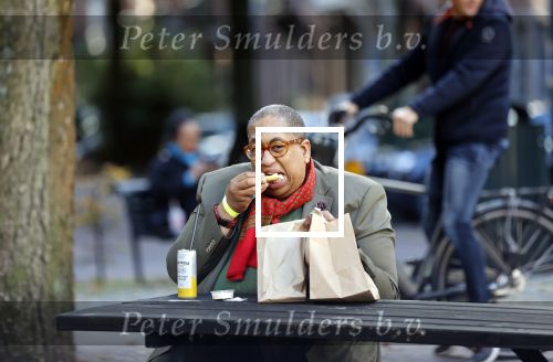 Amsterdam 22 oktober 2020
John Leerdam eet een frietje in Amsterdam zuid