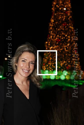 Noordwijk 5 november 2020
Harry Mens steekt de lichten van de kerstboom bij Hotel Huis ter Duin aan dit jaar. Marie Claire Noorlander