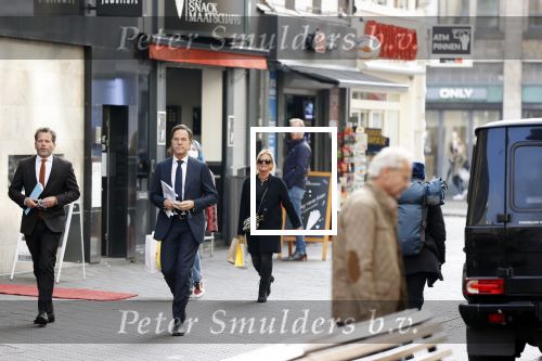 Den Haag 23 oktober 2020
Mark Rutte doet onderweg naar persconferentie mondkapje op.