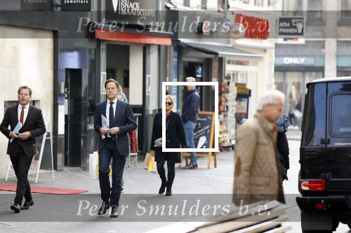Den Haag 23 oktober 2020
Mark Rutte doet onderweg naar persconferentie mondkapje op.