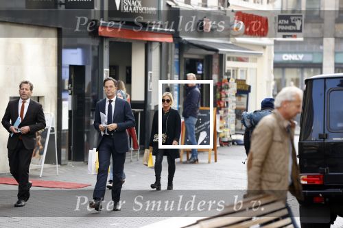 Den Haag 23 oktober 2020
Mark Rutte doet onderweg naar persconferentie mondkapje op.