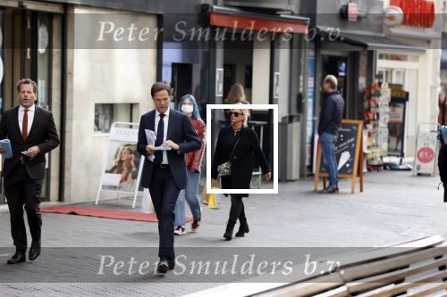 Den Haag 23 oktober 2020
Mark Rutte doet onderweg naar persconferentie mondkapje op.