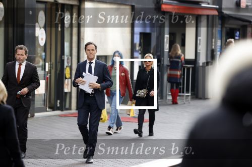 Den Haag 23 oktober 2020
Mark Rutte doet onderweg naar persconferentie mondkapje op.