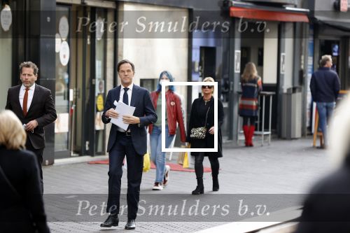 Den Haag 23 oktober 2020
Mark Rutte doet onderweg naar persconferentie mondkapje op.