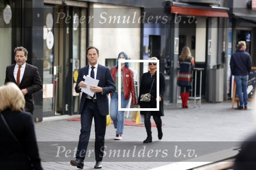 Den Haag 23 oktober 2020
Mark Rutte doet onderweg naar persconferentie mondkapje op.