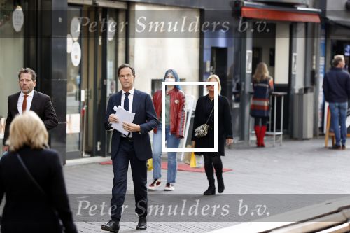 Den Haag 23 oktober 2020
Mark Rutte doet onderweg naar persconferentie mondkapje op.