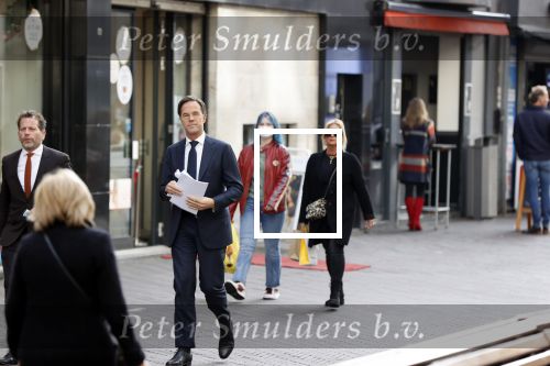 Den Haag 23 oktober 2020
Mark Rutte doet onderweg naar persconferentie mondkapje op.