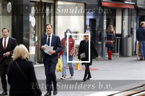 Den Haag 23 oktober 2020
Mark Rutte doet onderweg naar persconferentie mondkapje op.