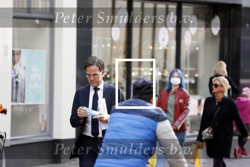 Den Haag 23 oktober 2020
Mark Rutte doet onderweg naar persconferentie mondkapje op.