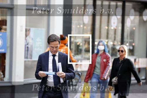 Den Haag 23 oktober 2020
Mark Rutte doet onderweg naar persconferentie mondkapje op.