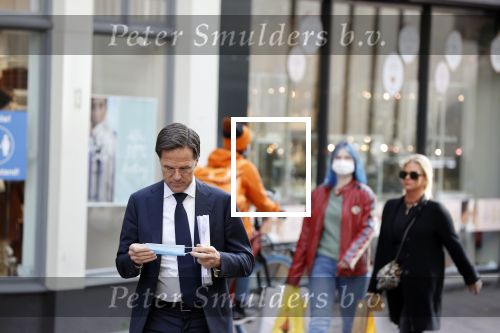 Den Haag 23 oktober 2020
Mark Rutte doet onderweg naar persconferentie mondkapje op.