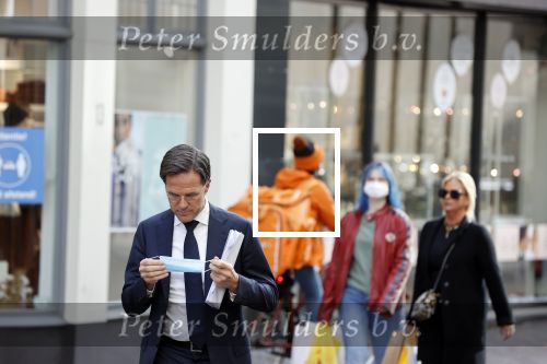 Den Haag 23 oktober 2020
Mark Rutte doet onderweg naar persconferentie mondkapje op.