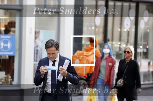Den Haag 23 oktober 2020
Mark Rutte doet onderweg naar persconferentie mondkapje op.