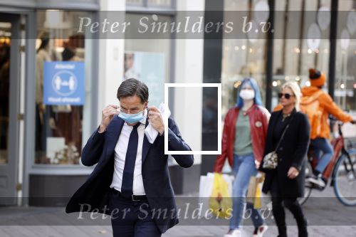Den Haag 23 oktober 2020
Mark Rutte doet onderweg naar persconferentie mondkapje op.