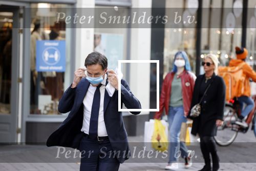Den Haag 23 oktober 2020
Mark Rutte doet onderweg naar persconferentie mondkapje op.