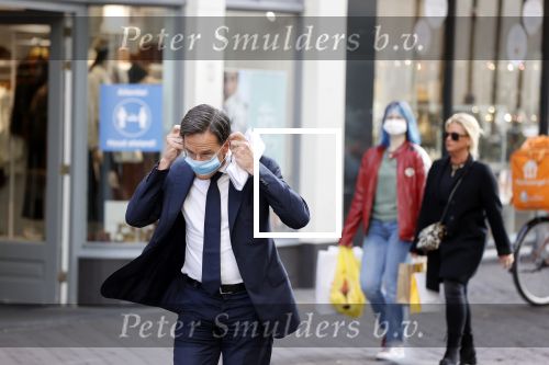 Den Haag 23 oktober 2020
Mark Rutte doet onderweg naar persconferentie mondkapje op.