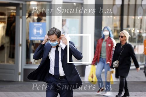 Den Haag 23 oktober 2020
Mark Rutte doet onderweg naar persconferentie mondkapje op.