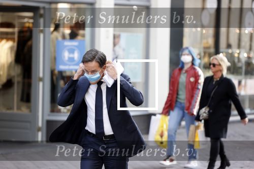 Den Haag 23 oktober 2020
Mark Rutte doet onderweg naar persconferentie mondkapje op.