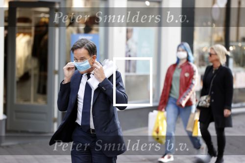 Den Haag 23 oktober 2020
Mark Rutte doet onderweg naar persconferentie mondkapje op.