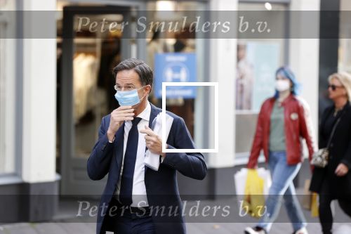 Den Haag 23 oktober 2020
Mark Rutte doet onderweg naar persconferentie mondkapje op.
