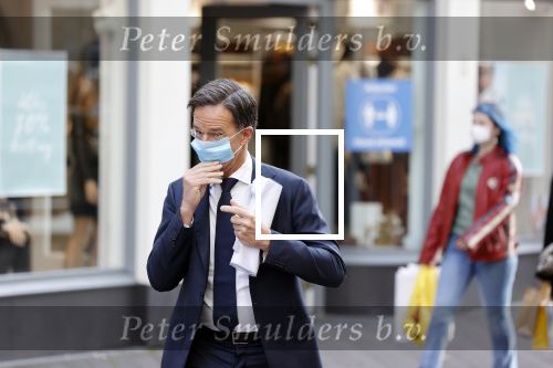 Den Haag 23 oktober 2020
Mark Rutte doet onderweg naar persconferentie mondkapje op.