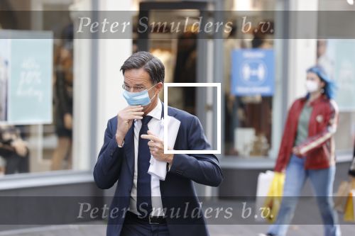 Den Haag 23 oktober 2020
Mark Rutte doet onderweg naar persconferentie mondkapje op.