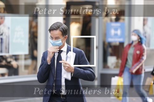 Den Haag 23 oktober 2020
Mark Rutte doet onderweg naar persconferentie mondkapje op.