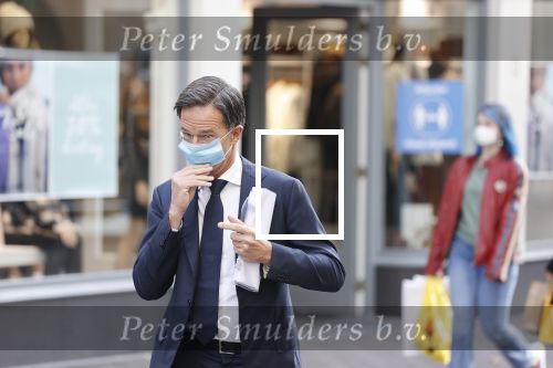 Den Haag 23 oktober 2020
Mark Rutte doet onderweg naar persconferentie mondkapje op.