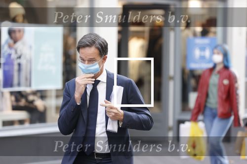 Den Haag 23 oktober 2020
Mark Rutte doet onderweg naar persconferentie mondkapje op.