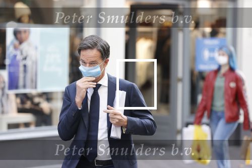 Den Haag 23 oktober 2020
Mark Rutte doet onderweg naar persconferentie mondkapje op.
