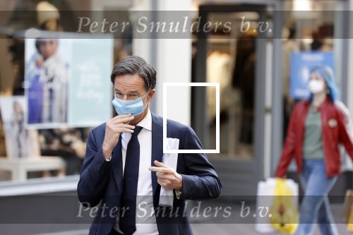 Den Haag 23 oktober 2020
Mark Rutte doet onderweg naar persconferentie mondkapje op.