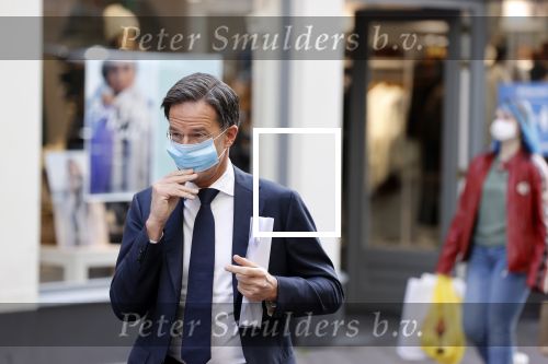 Den Haag 23 oktober 2020
Mark Rutte doet onderweg naar persconferentie mondkapje op.