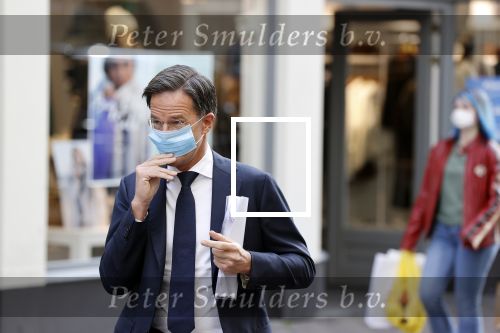 Den Haag 23 oktober 2020
Mark Rutte doet onderweg naar persconferentie mondkapje op.