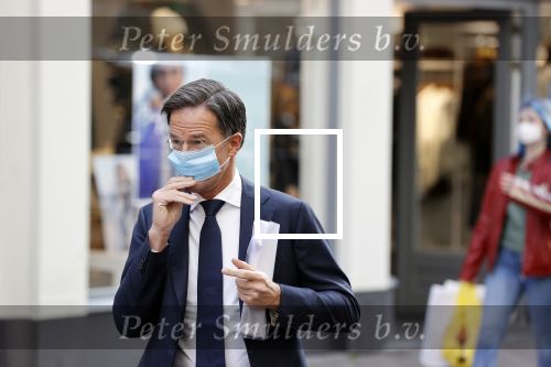 Den Haag 23 oktober 2020
Mark Rutte doet onderweg naar persconferentie mondkapje op.