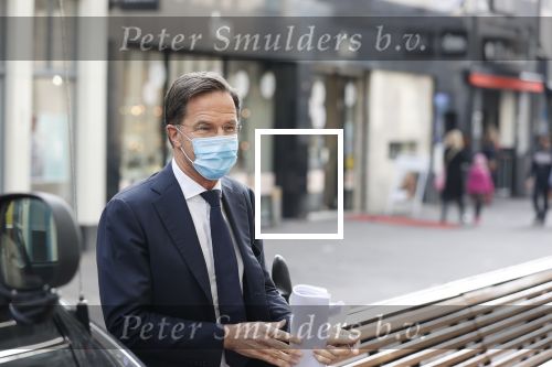 Den Haag 23 oktober 2020
Mark Rutte doet onderweg naar persconferentie mondkapje op.