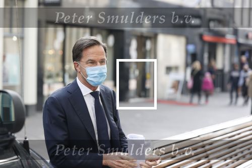 Den Haag 23 oktober 2020
Mark Rutte doet onderweg naar persconferentie mondkapje op.