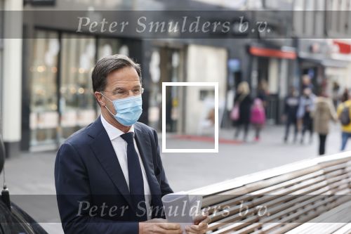 Den Haag 23 oktober 2020
Mark Rutte doet onderweg naar persconferentie mondkapje op.