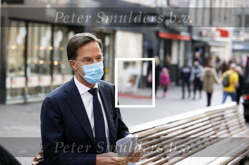 Den Haag 23 oktober 2020
Mark Rutte doet onderweg naar persconferentie mondkapje op.