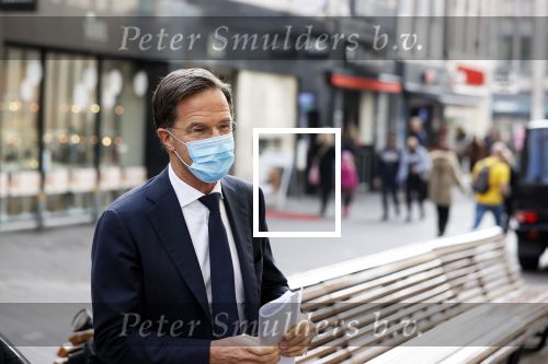 Den Haag 23 oktober 2020
Mark Rutte doet onderweg naar persconferentie mondkapje op.