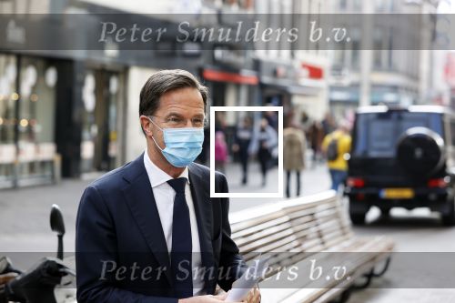 Den Haag 23 oktober 2020
Mark Rutte doet onderweg naar persconferentie mondkapje op.