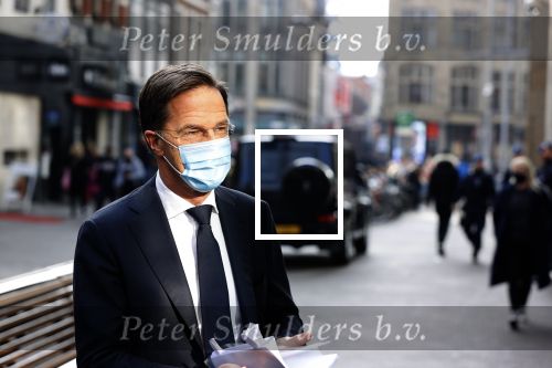 Den Haag 23 oktober 2020
Mark Rutte doet onderweg naar persconferentie mondkapje op.