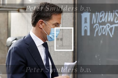 Den Haag 23 oktober 2020
Mark Rutte doet onderweg naar persconferentie mondkapje op.