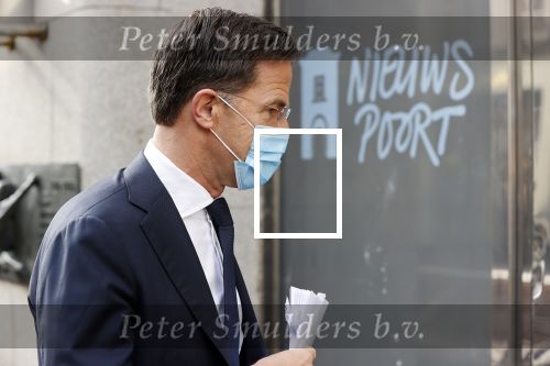 Den Haag 23 oktober 2020
Mark Rutte doet onderweg naar persconferentie mondkapje op.
