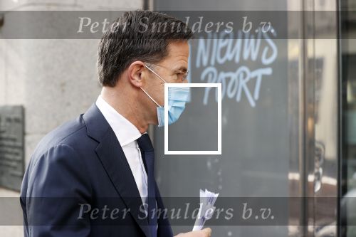 Den Haag 23 oktober 2020
Mark Rutte doet onderweg naar persconferentie mondkapje op.