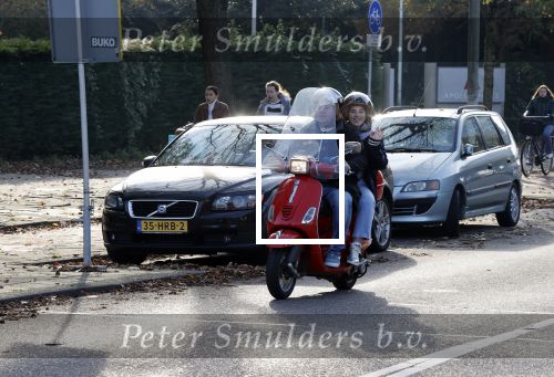 Amsterdam 6 november 2020
Martijn Krabbe en zijn dochter Michelle Krabbe op zijn vespa scooter