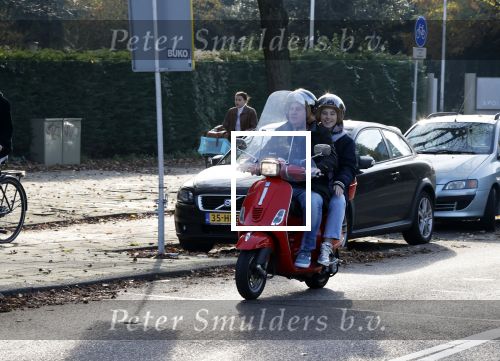 Amsterdam 6 november 2020
Martijn Krabbe en zijn dochter Michelle Krabbe op zijn vespa scooter