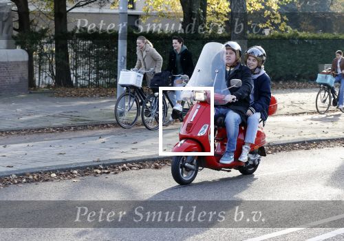 Amsterdam 6 november 2020
Martijn Krabbe en zijn dochter Michelle Krabbe op zijn vespa scooter