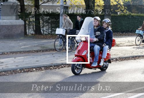 Amsterdam 6 november 2020
Martijn Krabbe en zijn dochter Michelle Krabbe op zijn vespa scooter