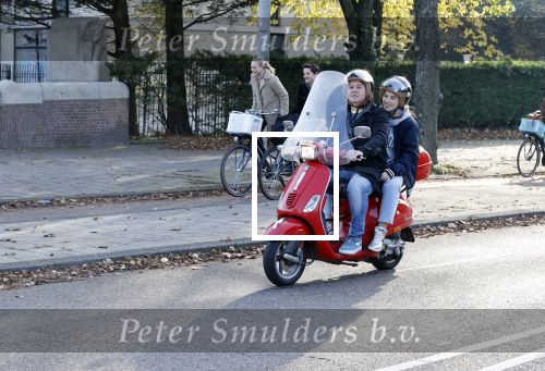 Amsterdam 6 november 2020
Martijn Krabbe en zijn dochter Michelle Krabbe op zijn vespa scooter