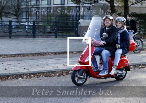 Amsterdam 6 november 2020
Martijn Krabbe en zijn dochter Michelle Krabbe op zijn vespa scooter